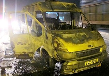 The burnt down 16 seater mini-van in Dong Nai Province (Photo: SGGP)